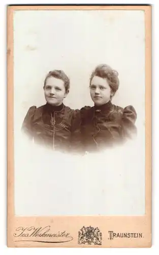 Fotografie Jos. Werkmeister, Traunstein, Ludwigstr. 168, Zwei junge Damen in Kleidern