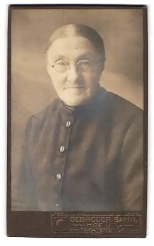 Fotografie Gebrüder Gahn, Hof i. B., Theaterstr. 10, Ältere Dame mit Brille