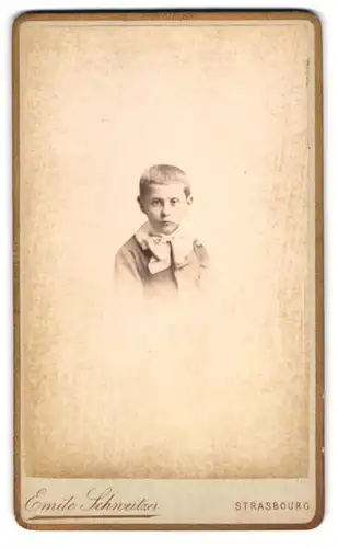 Fotografie Emile Schweitzer, Strasbourg, Kleiner Junge in modischer Kleidung