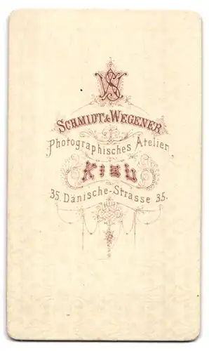 Fotografie Schmidt & Wegener, Kiel, Dänische-Str. 35, Junger Herr im Anzug mit Vollbart