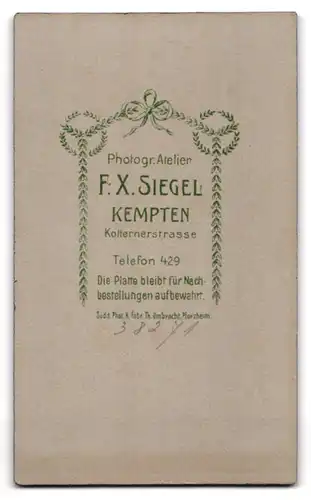 Fotografie F. X. Siegel, Kempten, Kotternerstr., Älterer Herr im Anzug mit Fliege