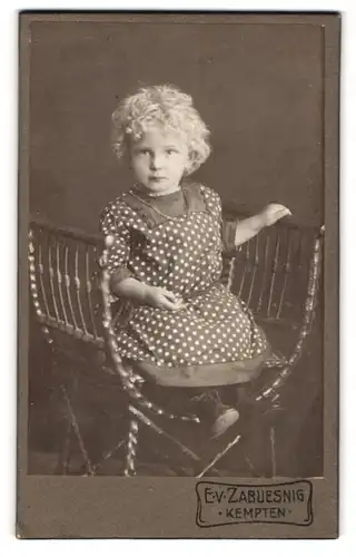 Fotografie E. v. Zabuesnig, Kempten, Kleines Kind im gepunkteten Kleid