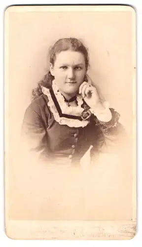 Fotografie Franz Hanfstaengl, München, Junge Dame im hübschen Kleid