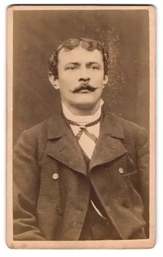 Fotografie Leopold Hartmann, Würzburg, Herrngasse 21, Martinsgasse, Bürgerlicher Herr mit Schnauzbart