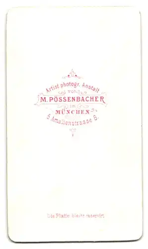 Fotografie M. Pössenbacher, München, Amalienstr. 6, Bürgerliche Dame mit Kragenbrosche