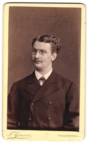 Fotografie G. Grainer, Reichenhall, Junger Herr im Anzug mit Zwicker