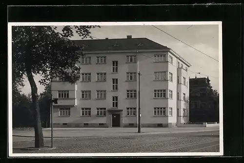 AK Karlsruhe, Strassenpartie mit Blick auf ein Gebäude