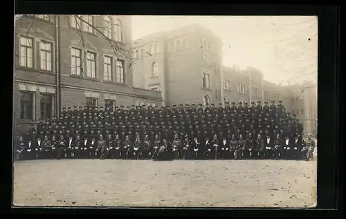 AK Karlsruhe, Soldaten in Uniform posieren im Innenhof der Kaserne
