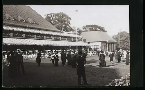 AK Hamburg-Altona, Gäste am Eingang zur Gartenbau-Ausstellung 1914