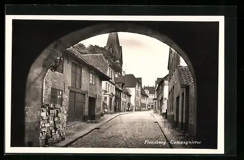 AK Flensburg, Strassenpartie durch Compagnietor gesehen