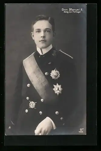 AK Manuel II., König von Portugal, in Uniform mit Schärpe und Orden