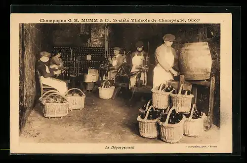 AK Reims, Champagne G. H. Mumm & Co., Société Vinicole de Champagne Succr, Le Dégorgement, Arbeiter füllen Wein ab