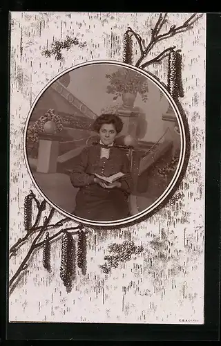 Foto-AK Portrait einer Dame mit Buch