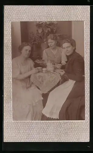 Foto-AK Drei Damen bei Kaffee und Kuchen