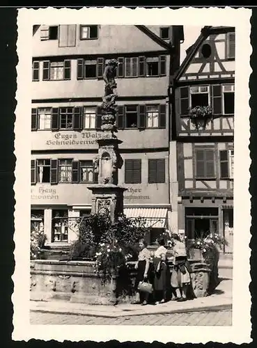 Fotografie unbekannter Fotograf, Ansicht Tübingen, Damen holen Wasser am Brunnen, Schneiderei Eugen Walz