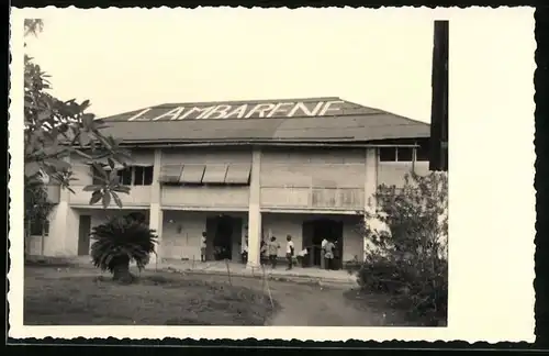 Fotografie unbekannter Fotograf, Ansicht Lambarene, Hospital gestiftet von Dr. Albert Schweitzer