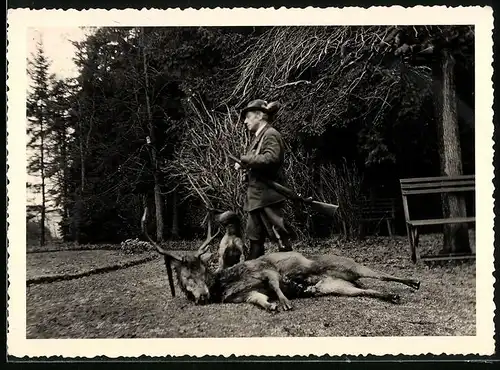 Fotografie Jäger mit Gewehr & Jagdhund nebst erlegtem Hirsch