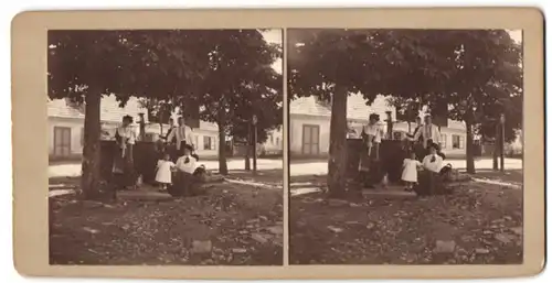 Stereo-Fotografie unbekannter Fotograf und Ort, Dorfbewohner am Brunnen in Trachtenkleidern