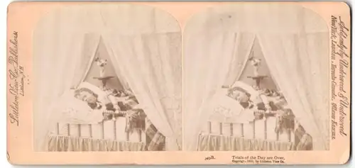 Stereo-Fotografie Kittketon View Co., Littleton / NH., junges Mädchen mit ihrer Katze im Bett, Trials of the Day are ove