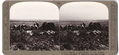 Stereo-Fotografie unbekannter Fotograf und Ort, Gunners digging a gun-position for 4.5 howitzer, concealed by camouflage