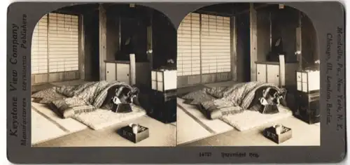 Stereo-Fotografie Keystone View Co., Meadville / PA., Japanerin im japnaischen Bett auf Tatami Matte mit Kopfstütze