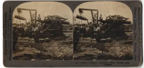 Stereo-Fotografie Keystone View Co., Meadville / PA, Feeding Grannie, Shell Hoisted into Position, Laden einer Kanone