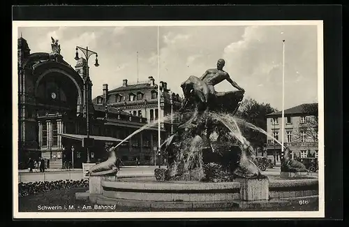 AK Schwerin i.M., Brunnen am Bahnhof