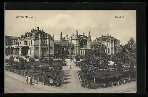 AK Schwerin i. M., Bahnhof mit Strassenpartie