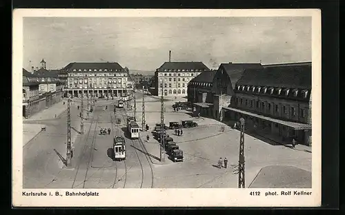 AK Karlsruhe, Bahnhofplatz aus der Vogelschau, Strassenbahnen