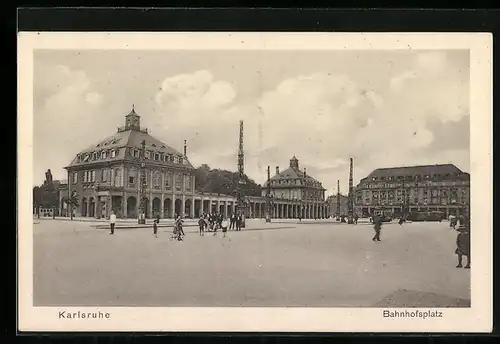 AK Karlsruhe, Bahnhofsplatz mit Passanten