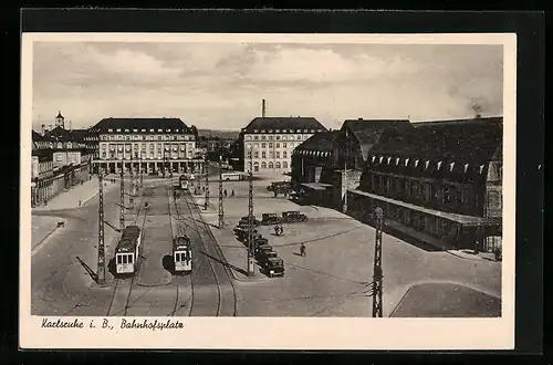 AK Karlsruhe, Strassenbahnen vor dem Bahnhof