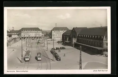 AK Karlsruhe, Strassenbahnen auf dem Bahnhofsplatz