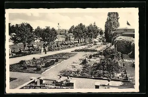 AK Taucha, Städt. Familienbad, Blick auf den Steingarten und Liegewiese