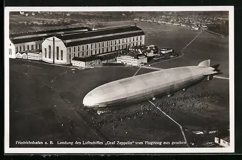 AK Friedrichshafen, Landung des Luftschiffs Graf Zeppelin vom Flugzeug aus gesehen, LZ 127