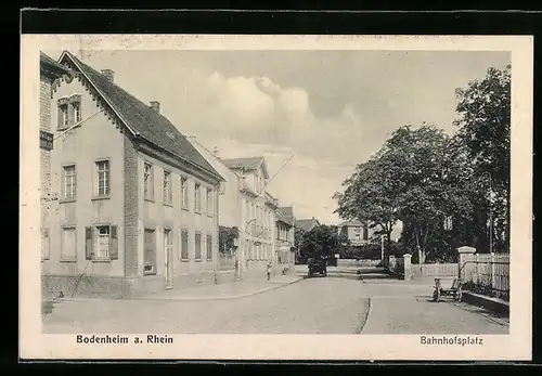 AK Bodenheim /Rhein, Strassenpartie am Bahnhofplatz