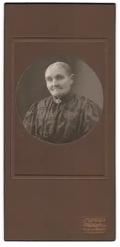 Fotografie R. Manrique, Strasbourg a. S., Meisengasse 3, Ältere Dame mit Kragenbrosche