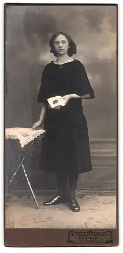 Fotografie L. Korhammer, Nürnberg, Fürtherstr. 5, Junge Dame im schwarzen Kleid