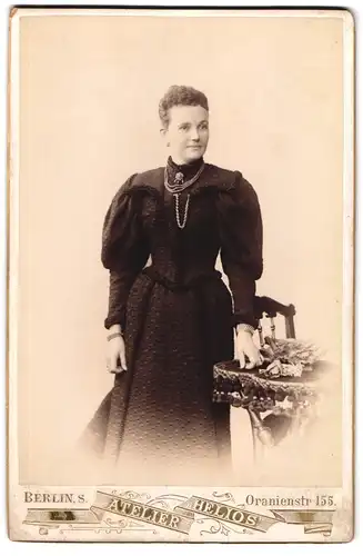 Fotografie Alfred Lehmann, Berlin, Oranienstr. 155, Junge Dame im modischen Kleid