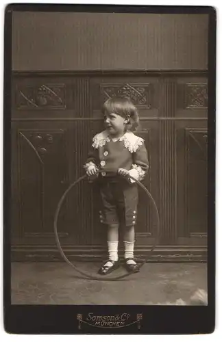 Fotografie Samson & Co., München, Neuhauserstr. 7, Hübsch gekleideter Junge mit Reifen