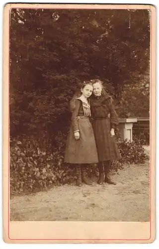 Fotografie unbekannter Fotograf und Ort, Zwei junge Mädchen in Kleidern