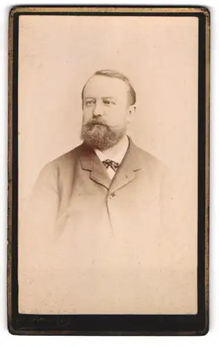 Fotografie Emile Schweitzer, Strasbourg, 7 Place Kleber, Bürgerlicher mit Vollbart in Anzug