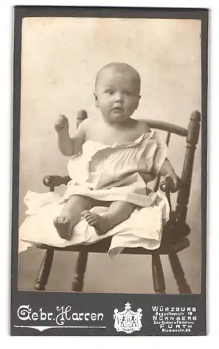 Fotografie Gebr. Harren, Würzburg, Augustinerstr. 19, Süsses Baby in weissem Tuch