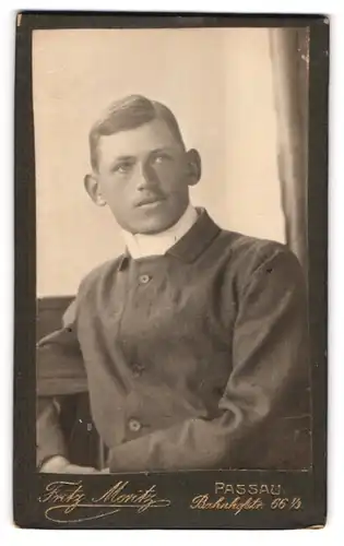 Fotografie Fritz Moritz, Passau, Bahnhofstr. 66, Junger Mann mit gekämmten Haaren und hohem Kragen