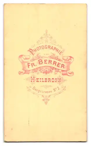 Fotografie Fr. Berrer, Heilbronn, Bergstrasse 2, Junger Mann mit leichtem Silberblick