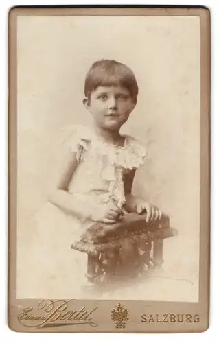 Fotografie Eduard Bertel, Salzburg, Süsses Kind im weissen Kleid