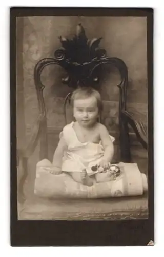 Fotografie Krauss, Würzburg, Süsses Baby mit Rassel