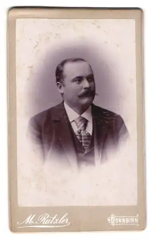 Fotografie M. Rützler, Dornbirn, Bürgerlicher mit breiter Krawatte und Schnurrbart
