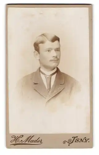 Fotografie H. Mader, Isny, Mann mit gekämmten Haaren und schlanker Krawatte