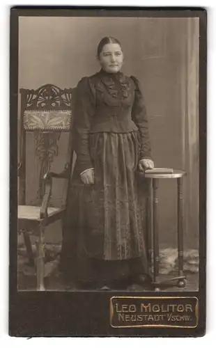 Fotografie Leo Molitor, Neustadt i. Schw., Fabrikstr. 190, Junge Dame in schwarzem Kleid mit Buch