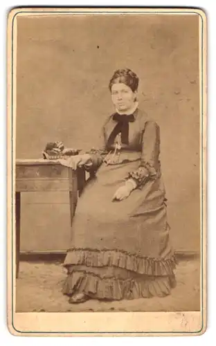 Fotografie unbekannter Fotograf und Ort, Junge Frau mit grosser schwarzer Schleife und Hochsteckfrisur